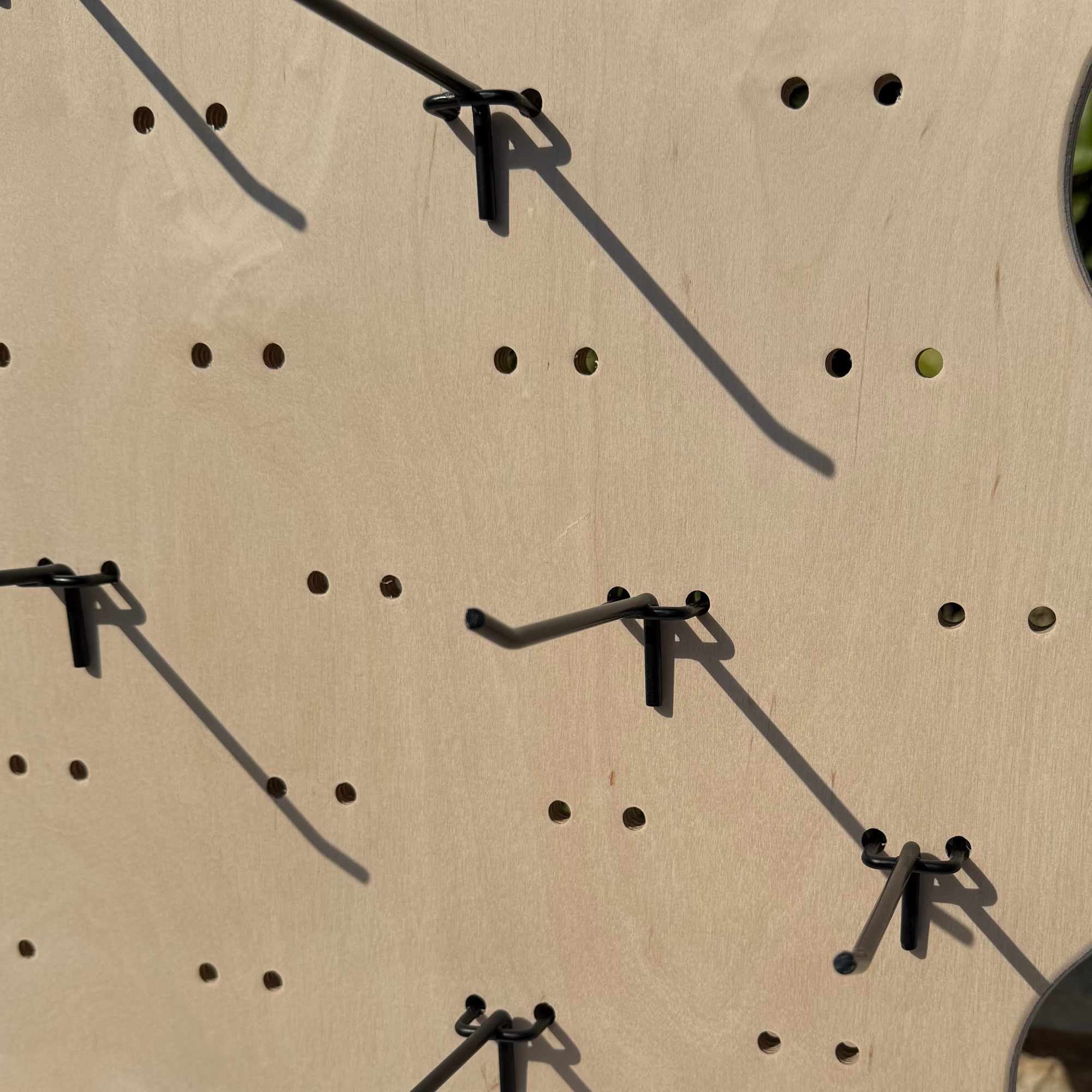 Asymmetrical Wavy Pegboard Masaüstü Ürün Teşhir Standı + Metal Askılar