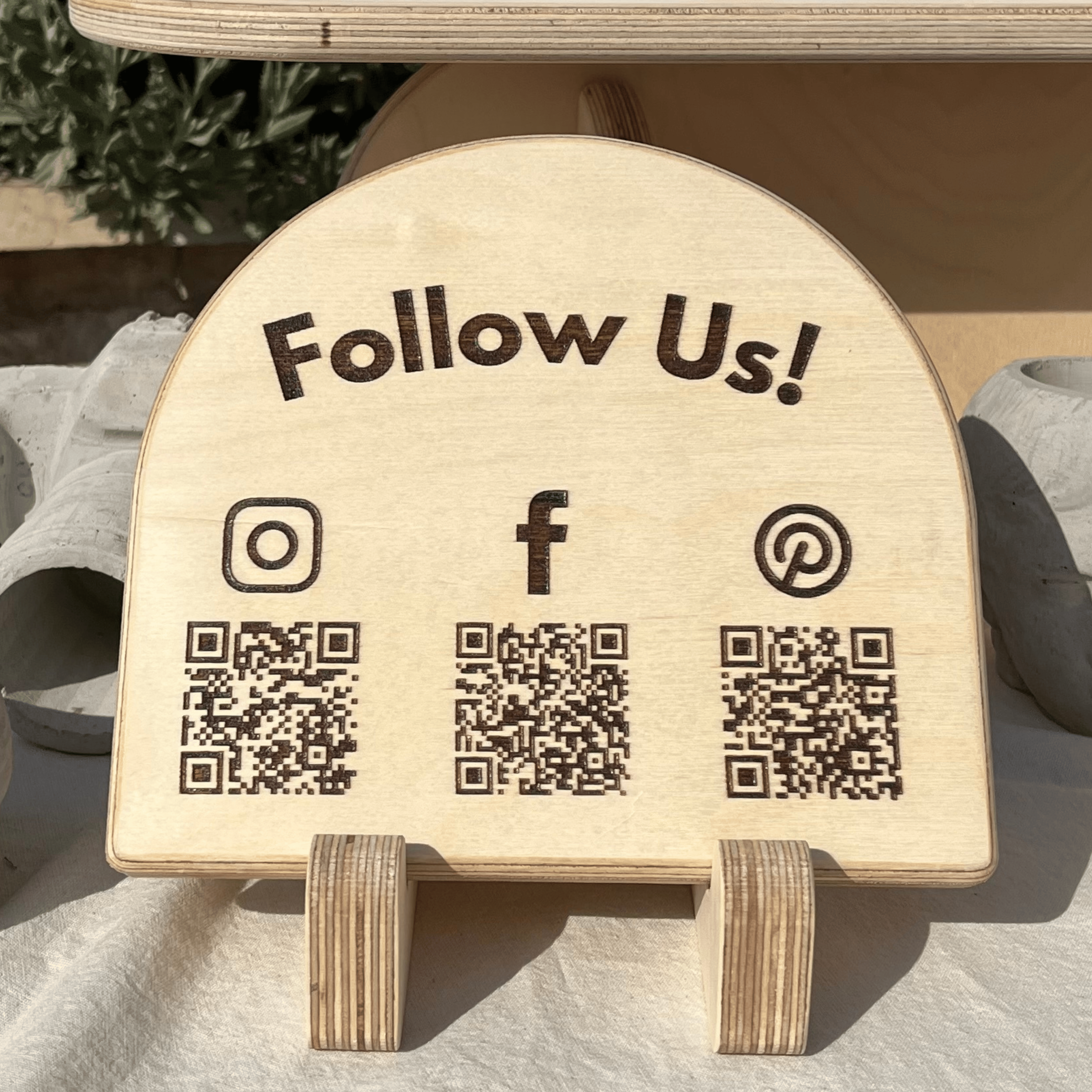 Kişiselleştirilebilir Arch Ahşap Eğimli Masaüstü Kare Kod Tabelası – QR Menü & Pop-Up Market Standı