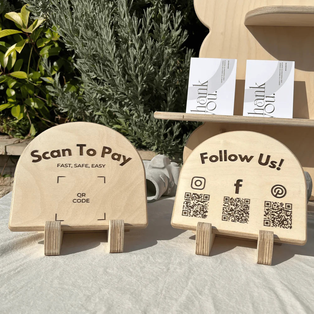 Kişiselleştirilebilir Arch Ahşap Eğimli Masaüstü Kare Kod Tabelası – QR Menü & Pop-Up Market Standı