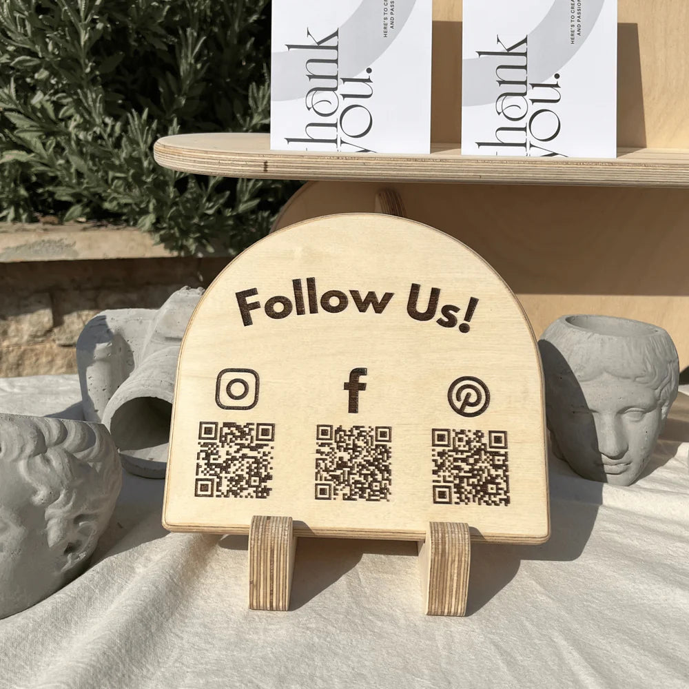 Kişiselleştirilebilir Arch Ahşap Eğimli Masaüstü Kare Kod Tabelası – QR Menü & Pop-Up Market Standı