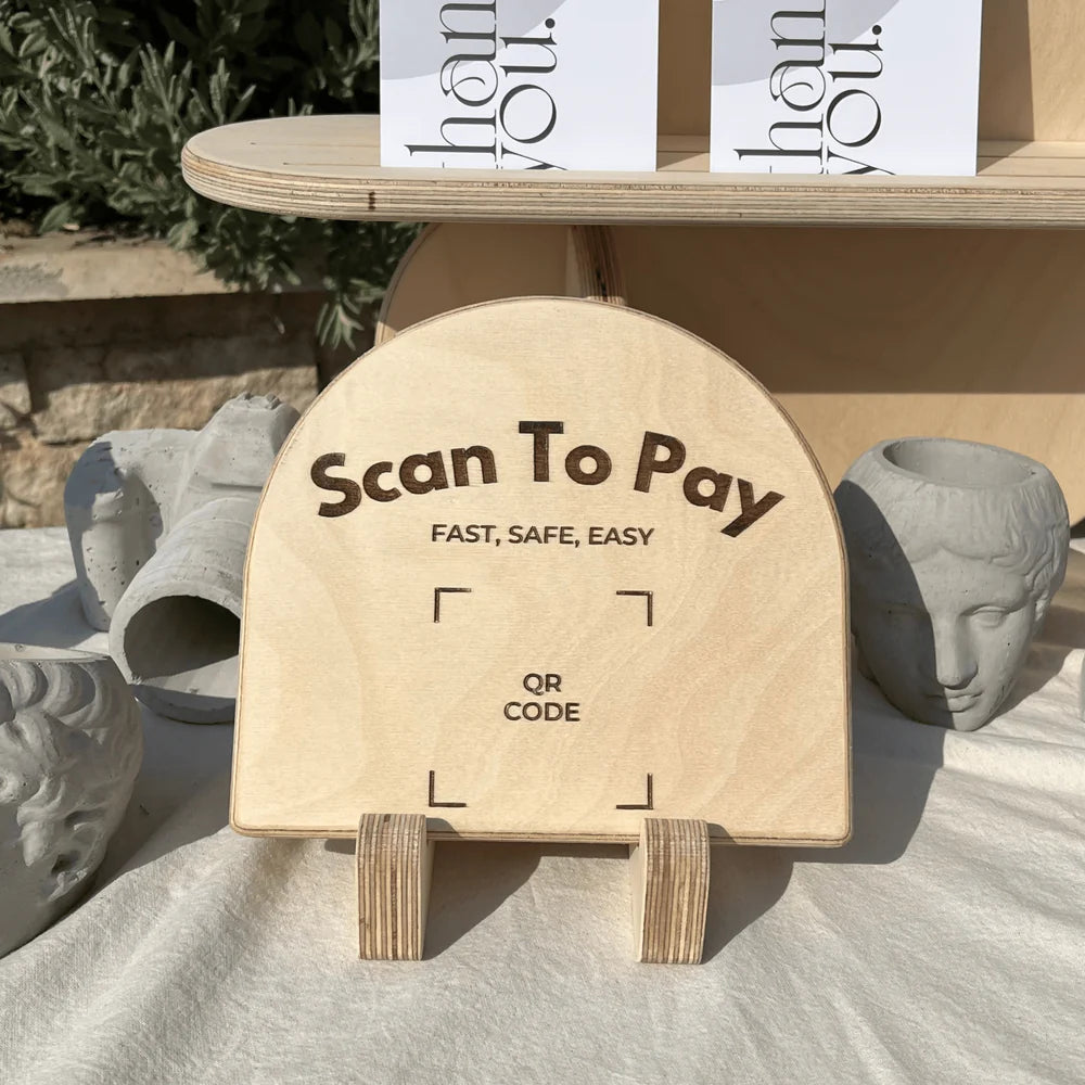 Kişiselleştirilebilir Arch Ahşap Eğimli Masaüstü Kare Kod Tabelası – QR Menü & Pop-Up Market Standı