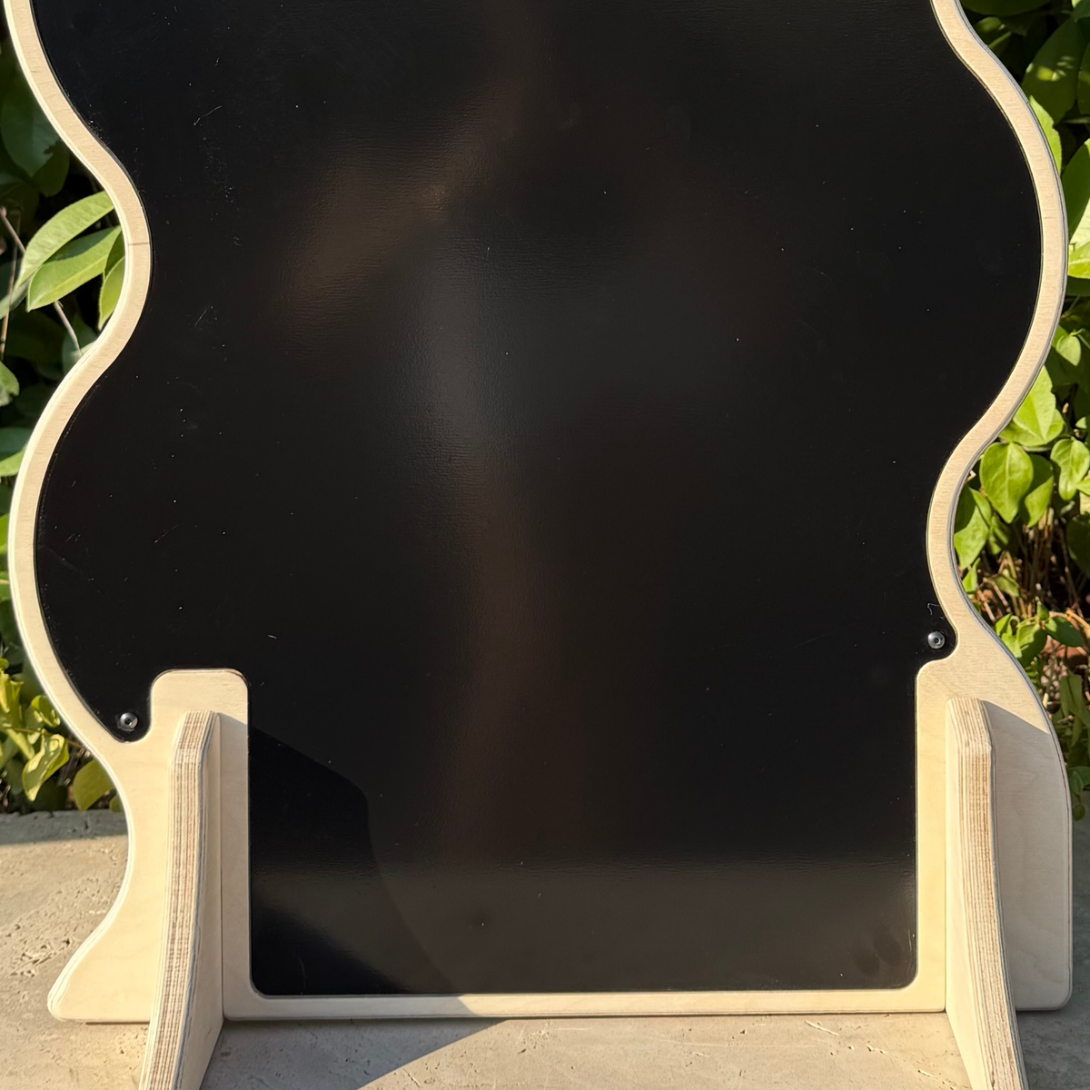 Asymmetrical Wavy Ahşap Magnet Sergileme Standı | Siyah Metal Yüzey