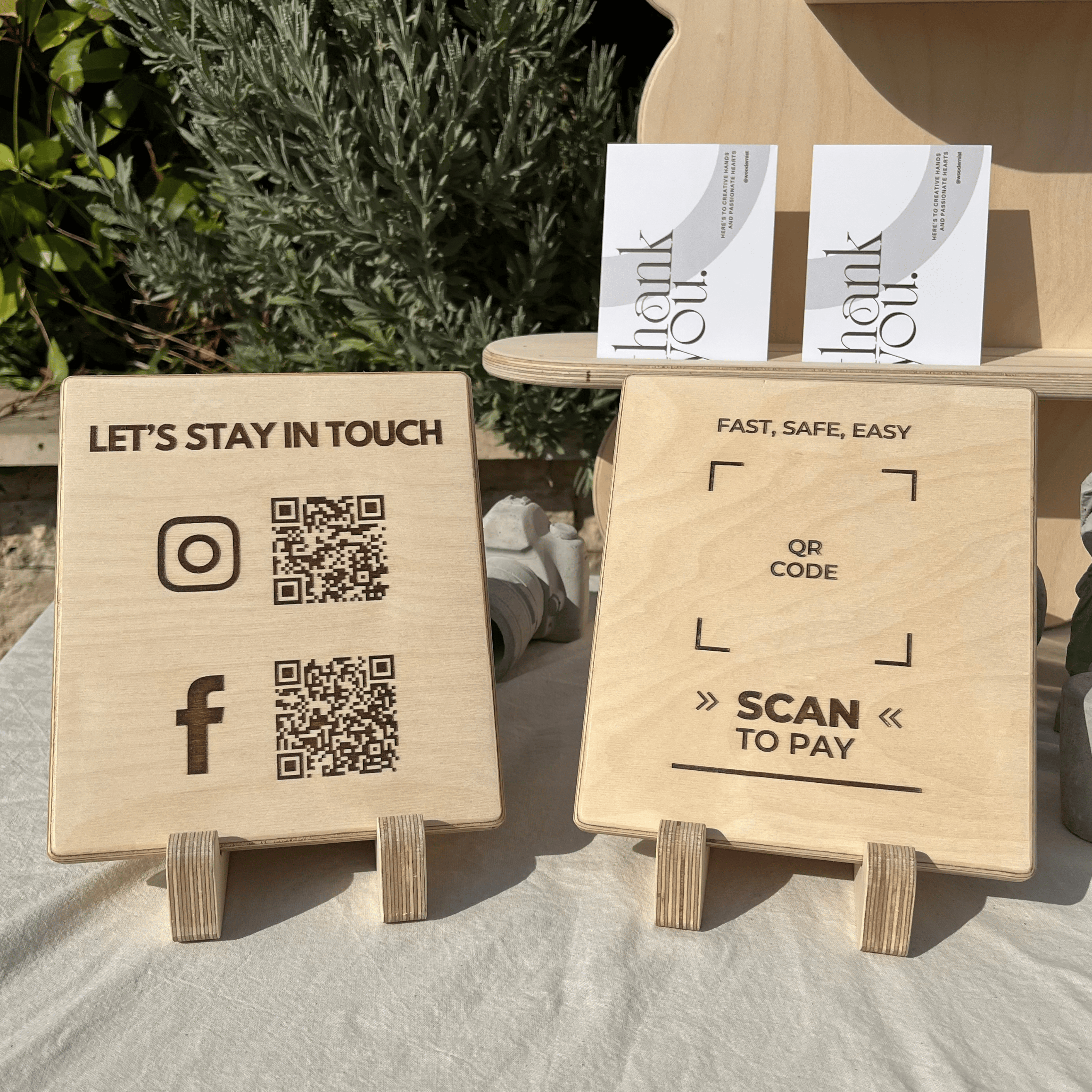 Kişiselleştirilebilir Dikdörtgen Ahşap Eğimli Kare Kod Tabelası – Sosyal Medya & QR Ödeme Standı
