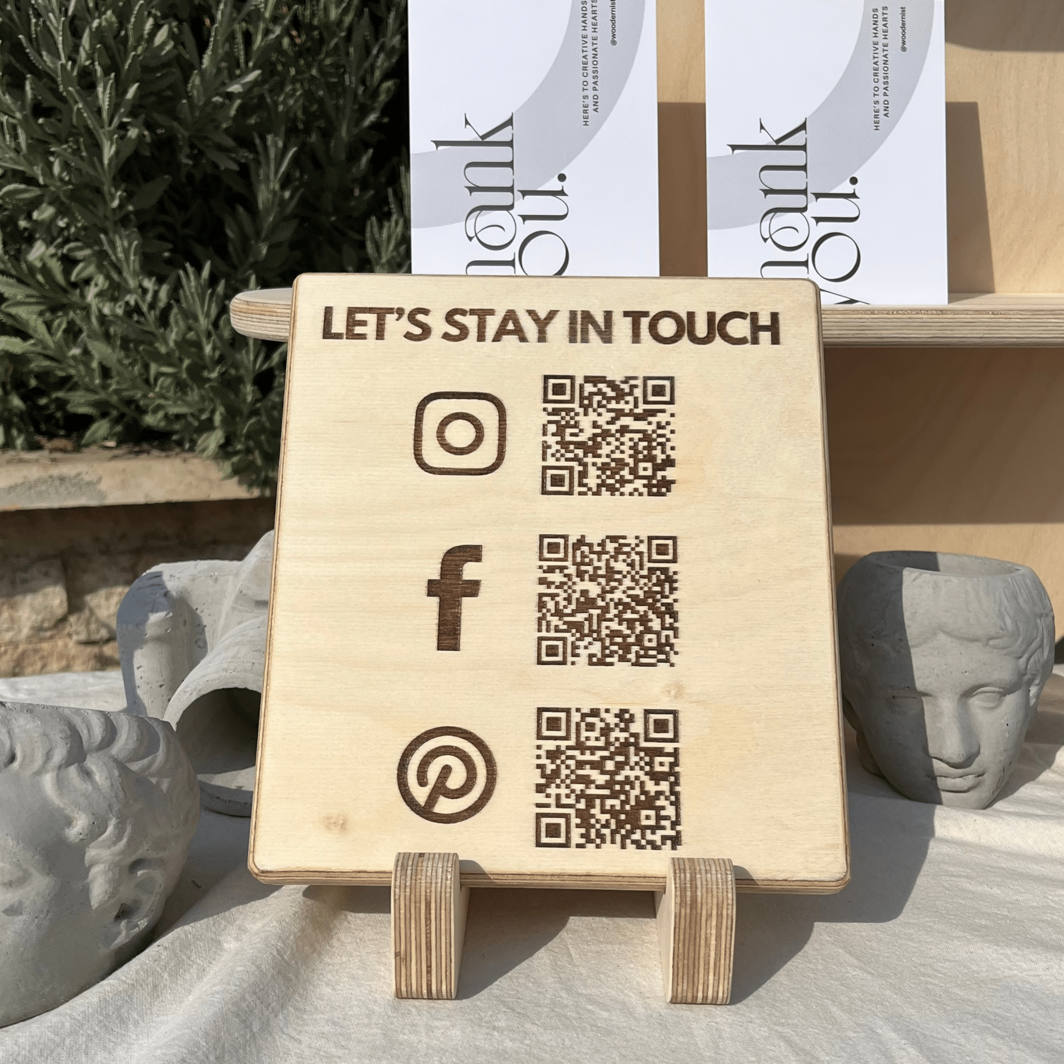 Kişiselleştirilebilir Dikdörtgen Ahşap Eğimli Kare Kod Tabelası – Sosyal Medya & QR Ödeme Standı