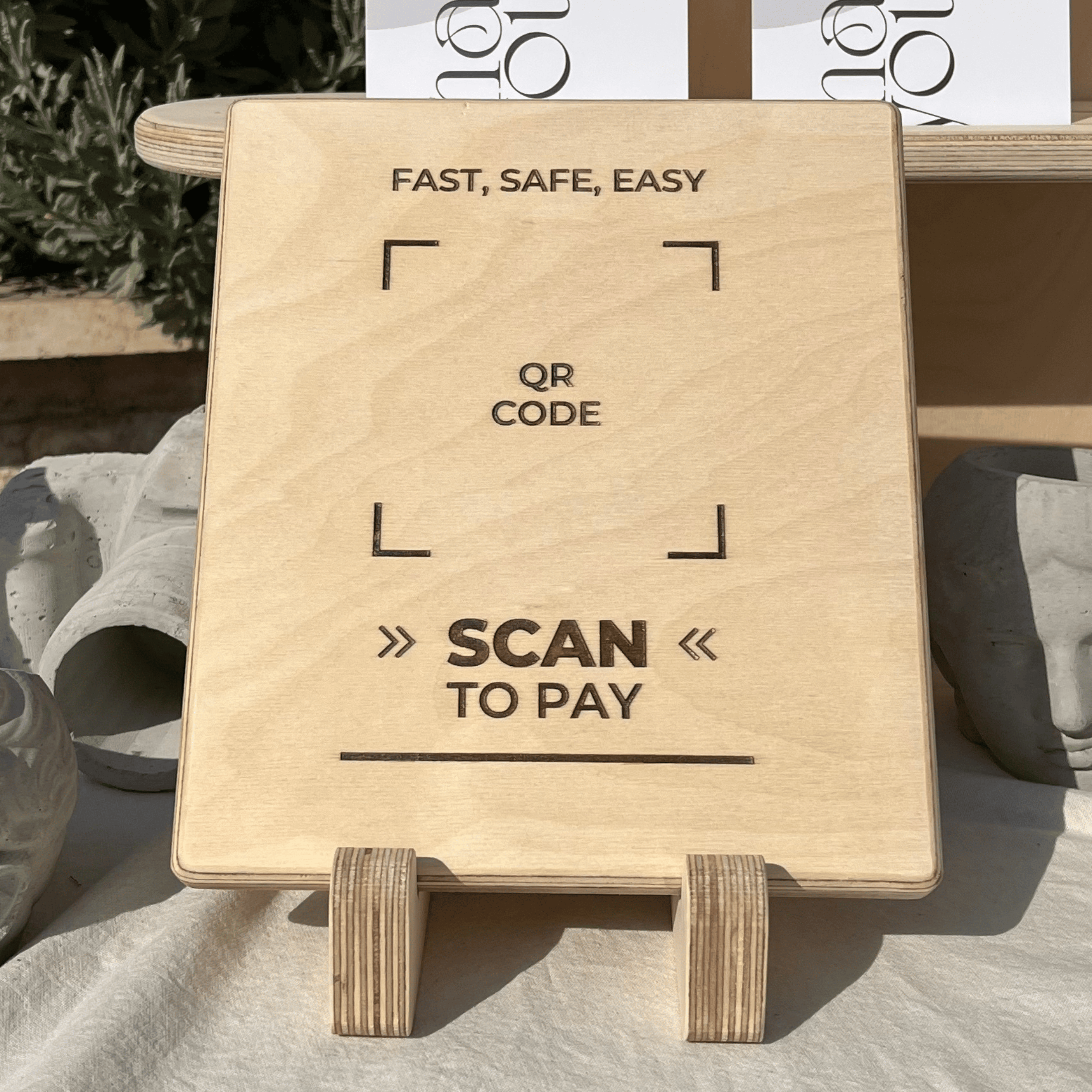 Kişiselleştirilebilir Dikdörtgen Ahşap Eğimli Kare Kod Tabelası – Sosyal Medya & QR Ödeme Standı
