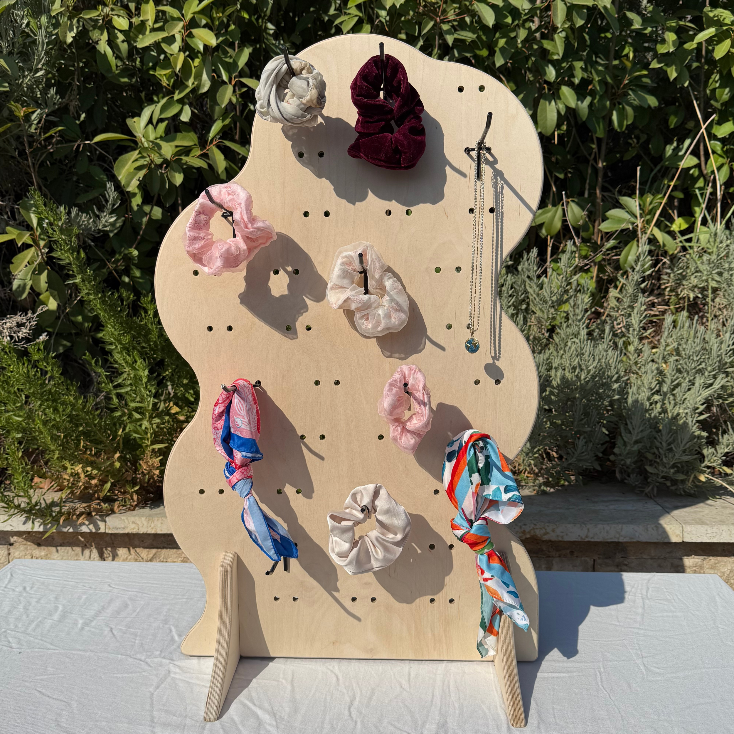 Asymmetrical Wavy Pegboard Masaüstü Ürün Teşhir Standı + Metal Askılar