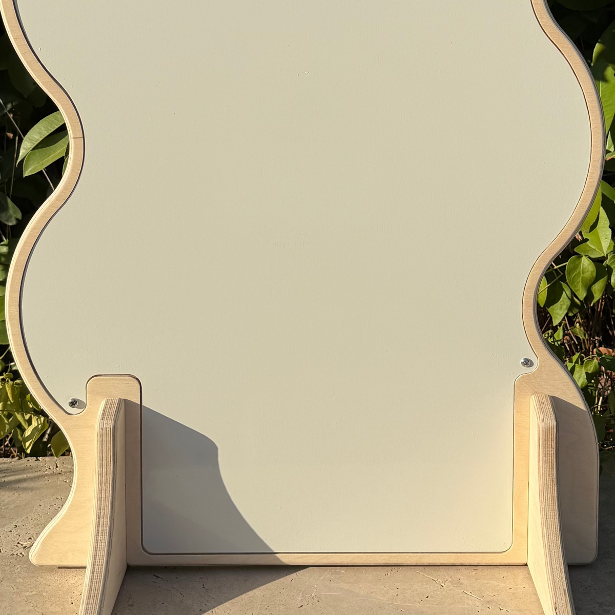 Asymmetrical Wavy Ahşap Magnet Sergileme Standı | Beyaz Metal Yüzey